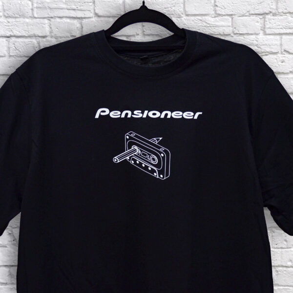 Фото товара Футболка с принтом Pensioneer Cassette (black edition) приближенная